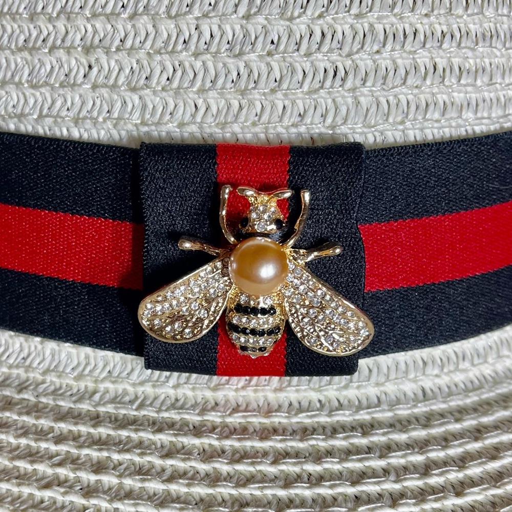 White Hat With Red & Blue Band. Gold Pearl & Dazzle Bee Broach On Side - Picture 2 of 7